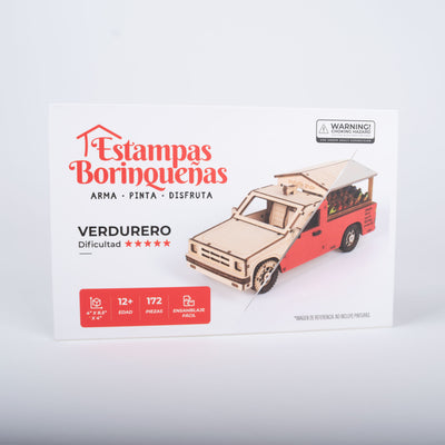Fotografía de estudio de la caja frontal de El Verdurero de Estampas Borinqueñas, mostrando el nivel de dificultad, edad recomendada, cantidad de piezas y las dimensiones de la caja.