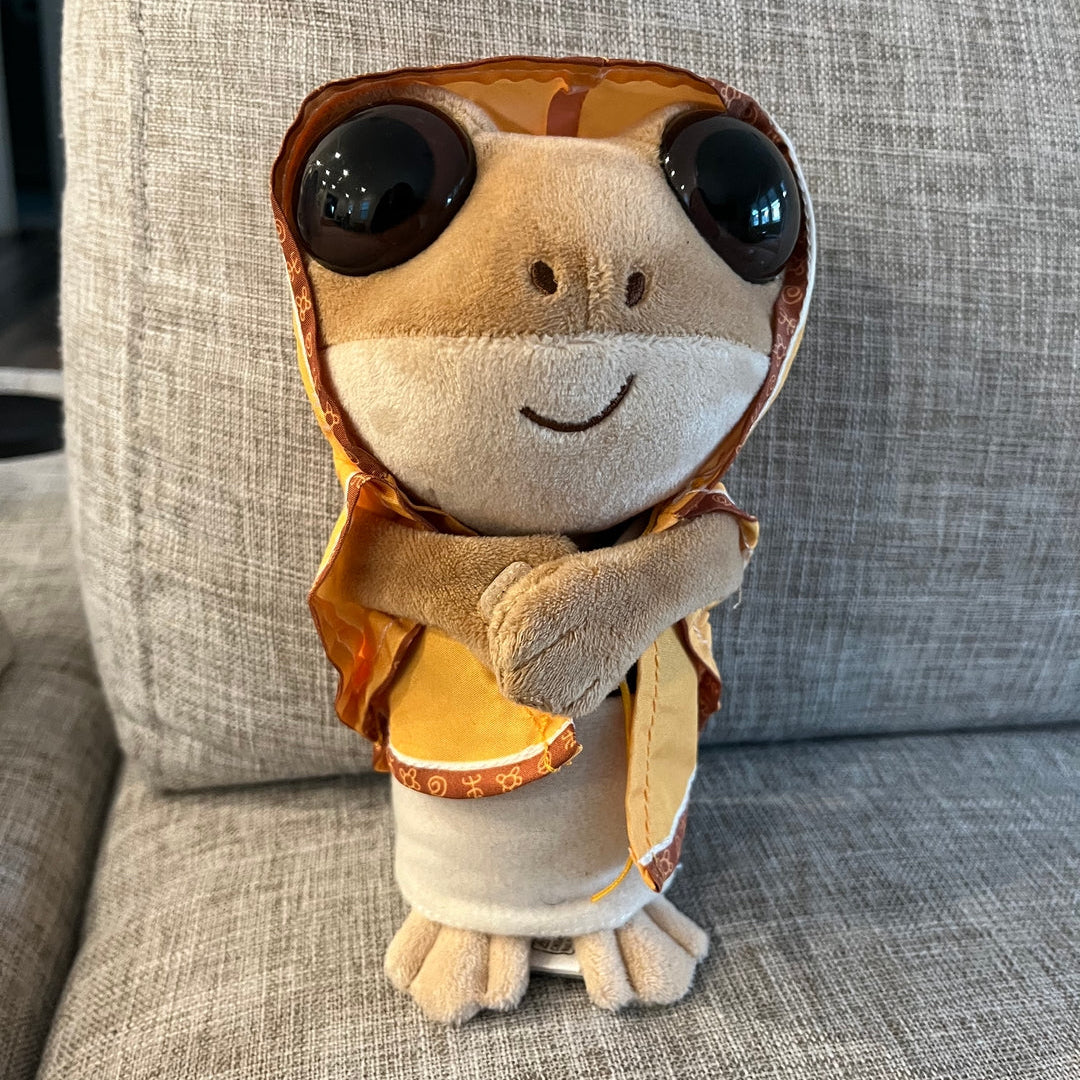 Fotografía de reseña donde el peluche de Don Coquí aparece de pie. La imagen casera muestra cómo luce el producto en la vida real, destacando su diseño tierno y representativo de Puerto Rico.