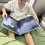 Foto de reseña donde aparece un niño entretenido leyendo las páginas interiores del cuento bilingüe de Bori la Cotorra, destacando el formato ideal para lectura infantil.