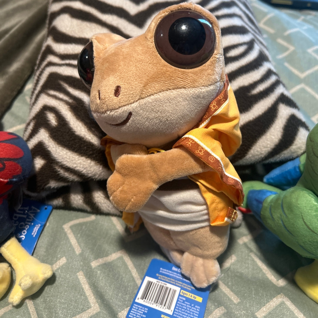 Imagen de un cliente que muestra al peluche Don Coquí descansando sobre una cama, resaltando que es el compañero perfecto y seguro para acompañar a los niños a la hora de dormir.
