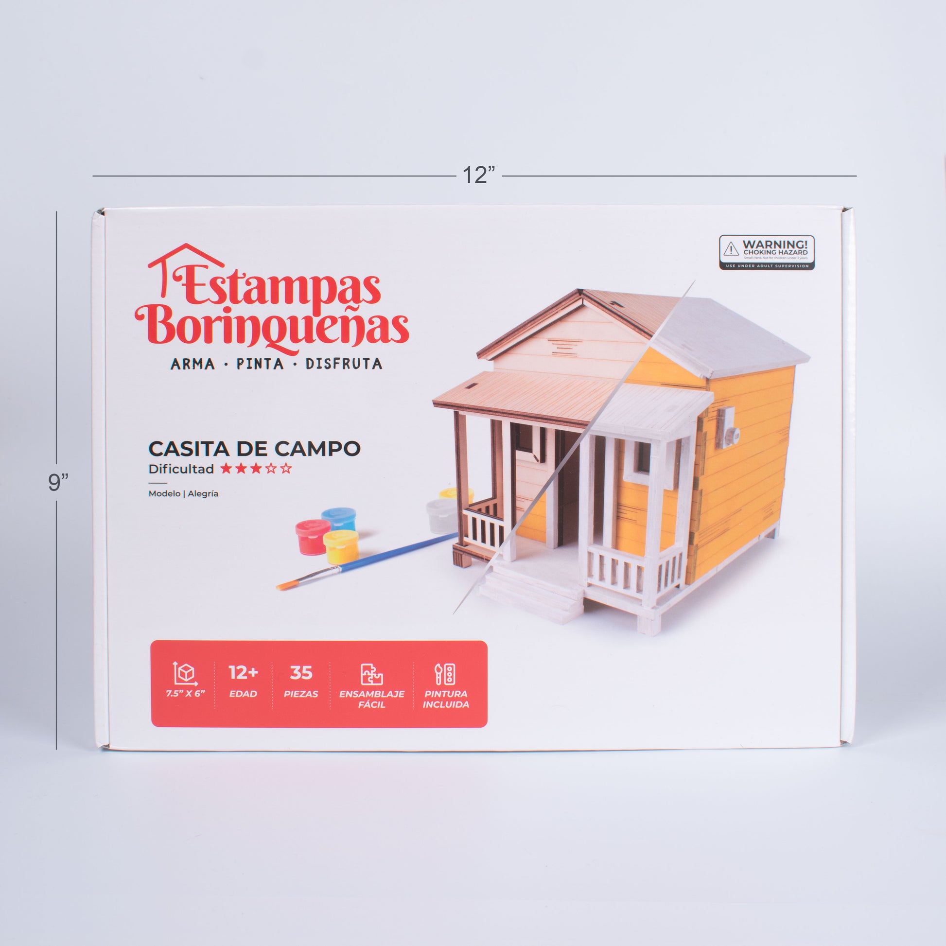 Fotografía frontal de la caja del kit Casita de Campo Modelo Alegría, mostrando gráficamente las medidas exactas de ancho y alto del empaque exterior.