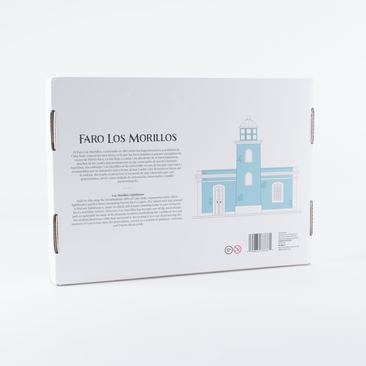 Fotografía de estudio de la parte trasera de la caja de El Faro Los Morrillos, con la reseña bilingüe sobre la historia del faro construido en 1882 en los acantilados de Cabo Rojo.