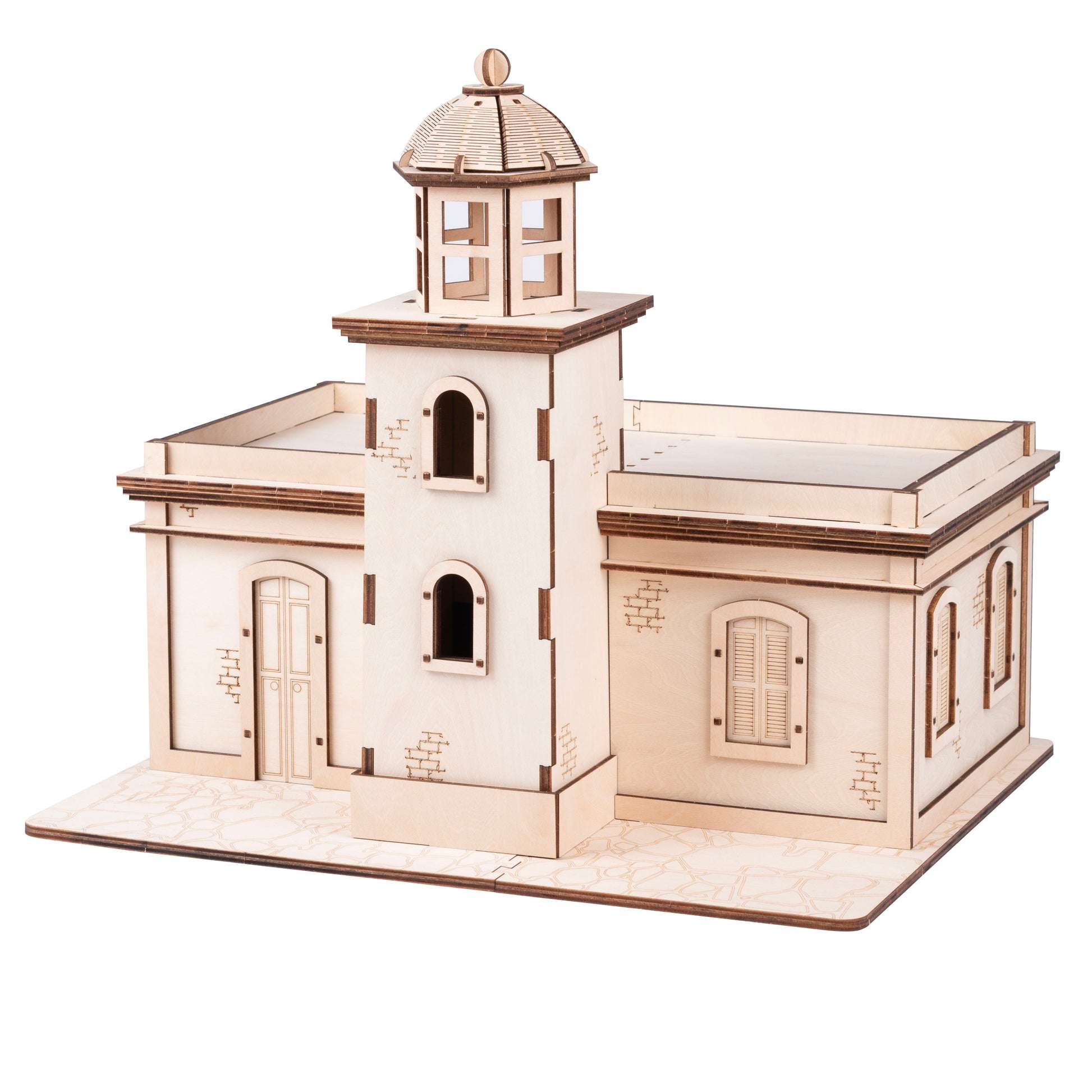 Fotografía de estudio de la manualidad El Faro Los Morrillos en su acabado natural de madera sin pintar, mostrando la estructura completa antes de personalizar.