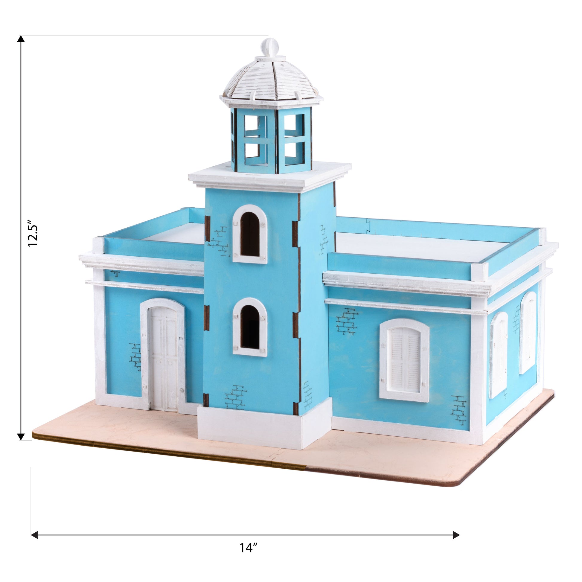 Fotografía de estudio de El Faro Los Morrillos ensamblado y pintado, con una guía visual que indica sus medidas de 12.5 pulgadas de alto por 14 pulgadas de ancho.