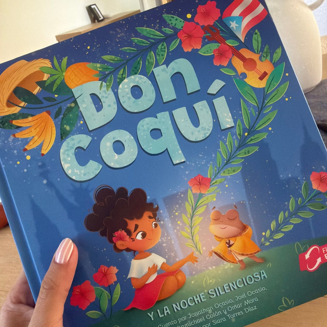 Fotografía tomada por un cliente mostrando la portada física en carpeta dura del libro infantil "Don Coquí y la Noche Silenciosa", destacando la calidad de la impresión y los colores vibrantes.