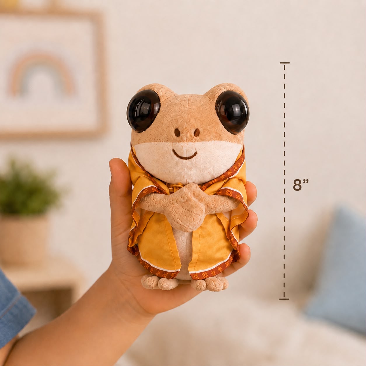 Fotografía de estudio del peluche de Don Coquí sostenido en la mano de una persona, con una guía visual que indica su altura de 8 pulgadas.