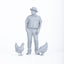 Fotografía de estudio de la figura de resina sin pintar de El Vecino, acompañado de sus dos gallinas, mini-accesorio compatible con El Colmado y otras manualidades de Estampas Borinqueñas.