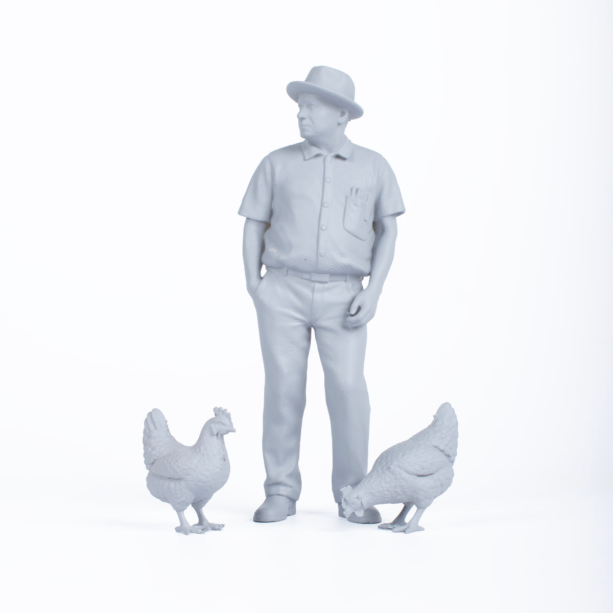 Fotografía de estudio de la figura de resina sin pintar de El Vecino, acompañado de sus dos gallinas, mini-accesorio compatible con El Colmado y otras manualidades de Estampas Borinqueñas.