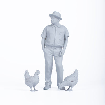 Fotografía de estudio de la figura de resina sin pintar de El Vecino, acompañado de sus dos gallinas, mini-accesorio compatible con El Colmado y otras manualidades de Estampas Borinqueñas.