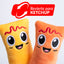 Fotografía de estudio de un acercamiento a los peluches Yuca y Masa mostrando el lado con ketchup bordado, con gráfico "Revierte para Ketchup" sobre la imagen.