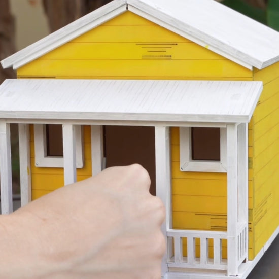 Video instructivo y promocional del kit Casita de Campo Modelo Alegría, donde se explica en detalle qué incluye la caja, cómo funciona el sistema de piezas precortadas y el paso a paso para construir y pintar la casita de madera.