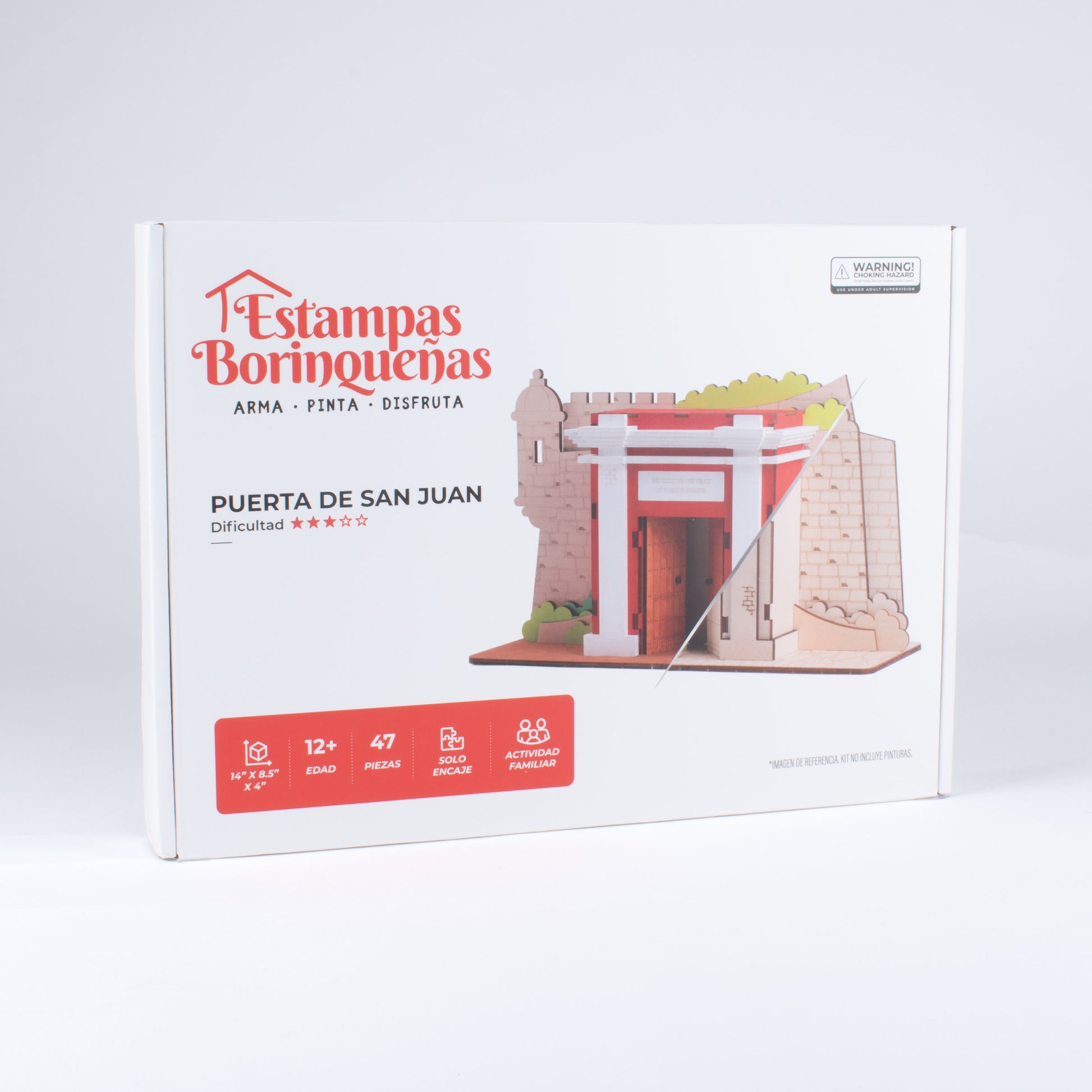 Fotografía de estudio de la caja frontal de La Puerta de San Juan de Estampas Borinqueñas, mostrando el nivel de dificultad, edad recomendada, cantidad de piezas y las dimensiones de la caja.