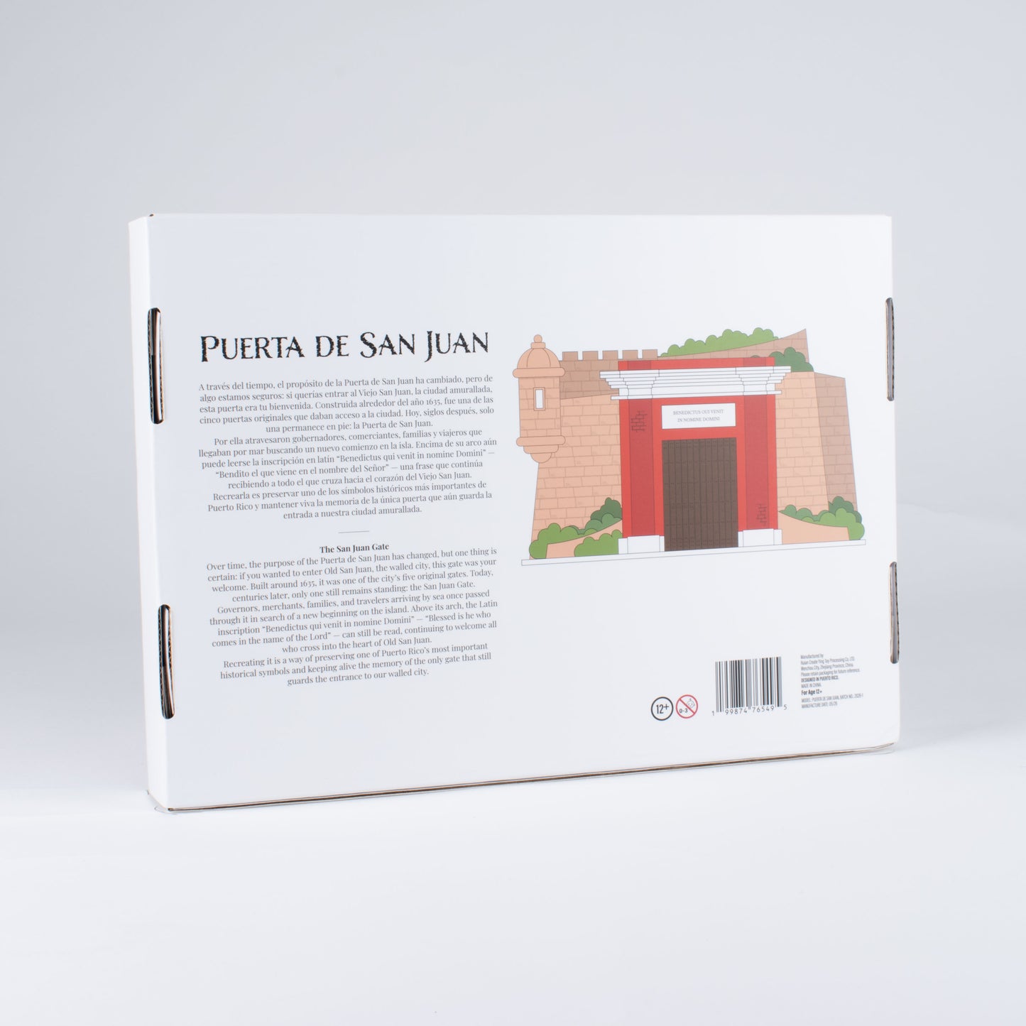 Fotografía de estudio de la parte trasera de la caja de La Puerta de San Juan, con la reseña bilingüe sobre la única puerta original que aún permanece en pie en el Viejo San Juan.