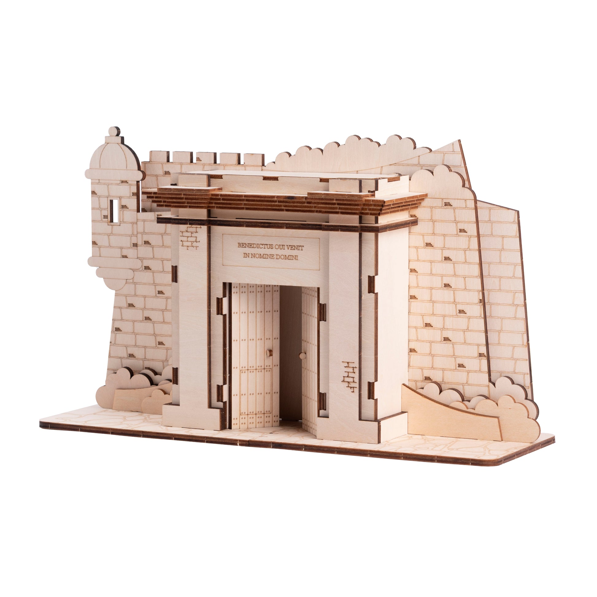 Fotografía de estudio de la manualidad La Puerta de San Juan en su acabado natural de madera sin pintar, mostrando la estructura completa antes de personalizar.