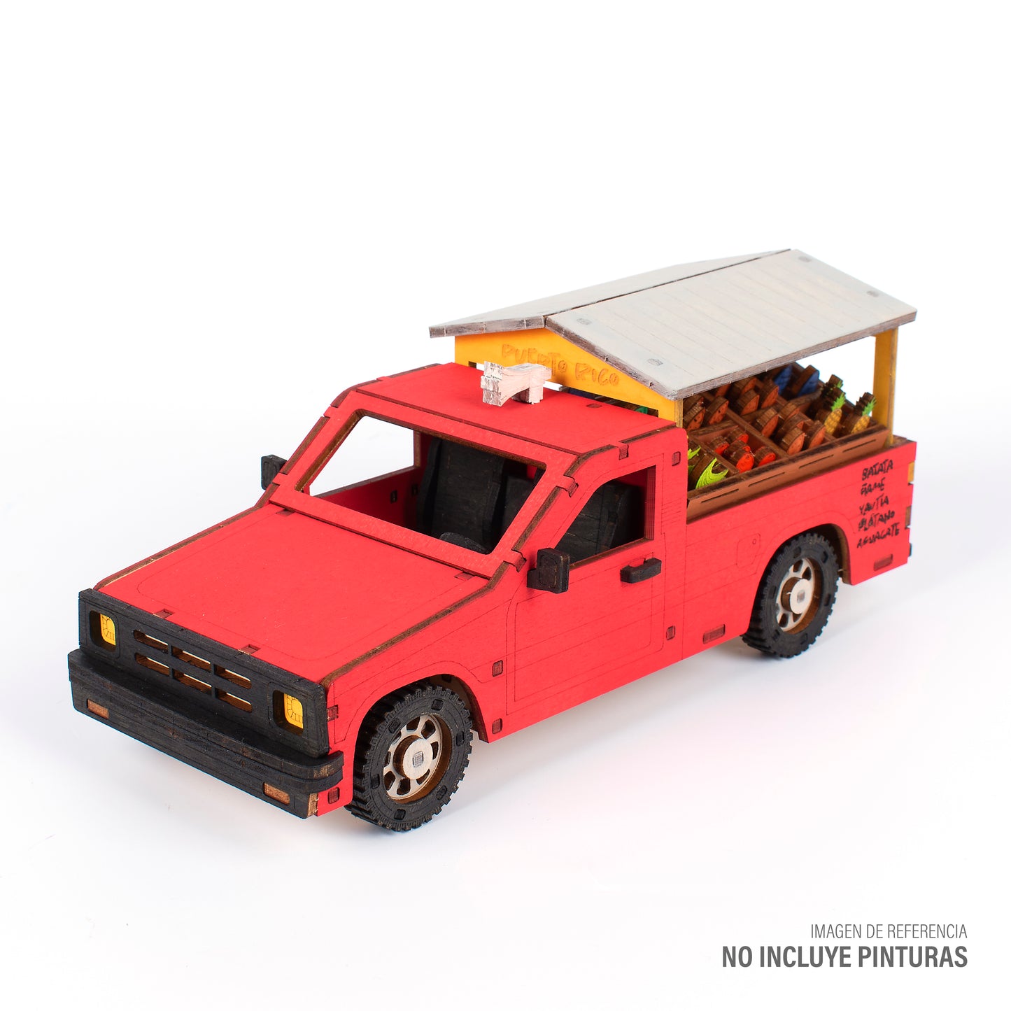 Fotografía de estudio de la manualidad El Verdurero Boricua completamente ensamblada y pintada en rojo, amarillo y gris, mostrando el camión cargado de viandas y vegetales en miniatura.
