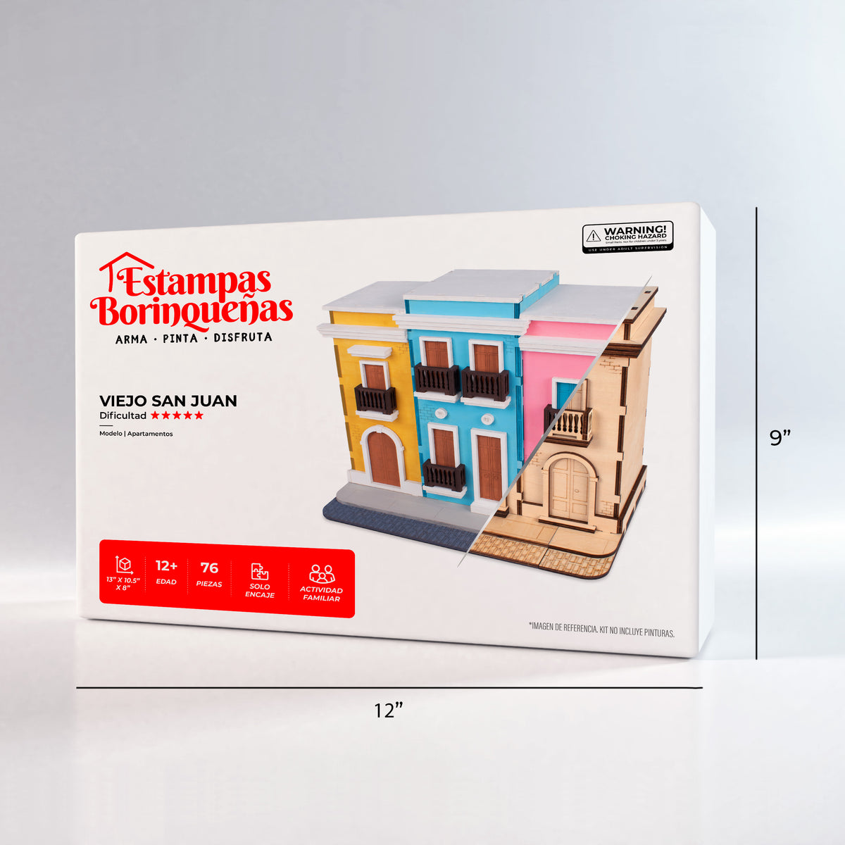 Fotografía frontal de la caja del kit El Viejo San Juan, mostrando las dimensiones del empaque exterior junto con especificaciones clave del producto, como la dificultad, las medidas de la maqueta ensamblada, las 76 piezas y la edad recomendada.
