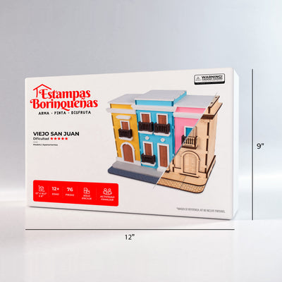 Fotografía frontal de la caja del kit El Viejo San Juan, mostrando las dimensiones del empaque exterior junto con especificaciones clave del producto, como la dificultad, las medidas de la maqueta ensamblada, las 76 piezas y la edad recomendada.