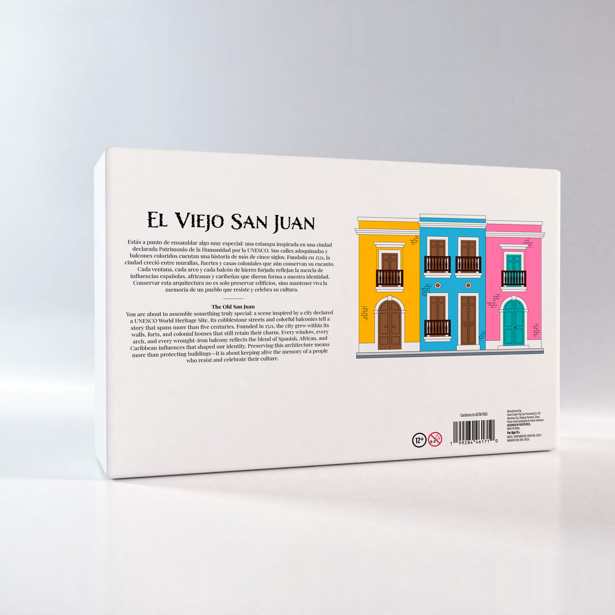 Fotografía de la parte posterior de la caja del kit El Viejo San Juan, mostrando el texto descriptivo oficial que explica la inspiración arquitectónica y los detalles de esta maqueta de madera.