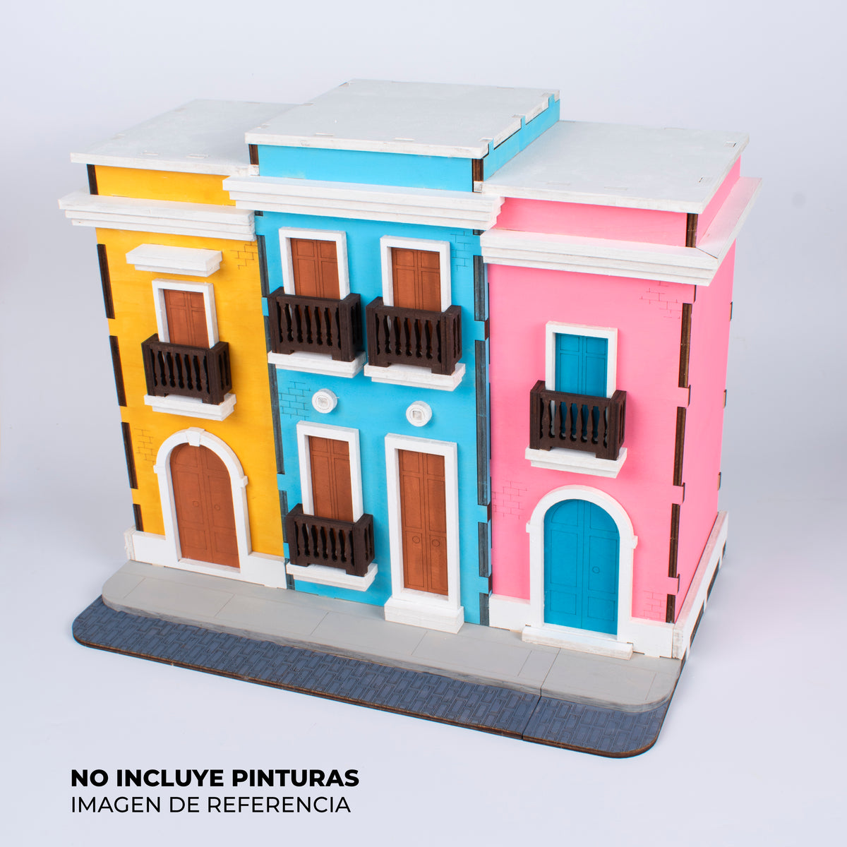 Fotografía de referencia de la maqueta El Viejo San Juan completamente ensamblada y pintada con colores históricos. La imagen incluye un texto aclaratorio indicando que el kit no incluye las pinturas.