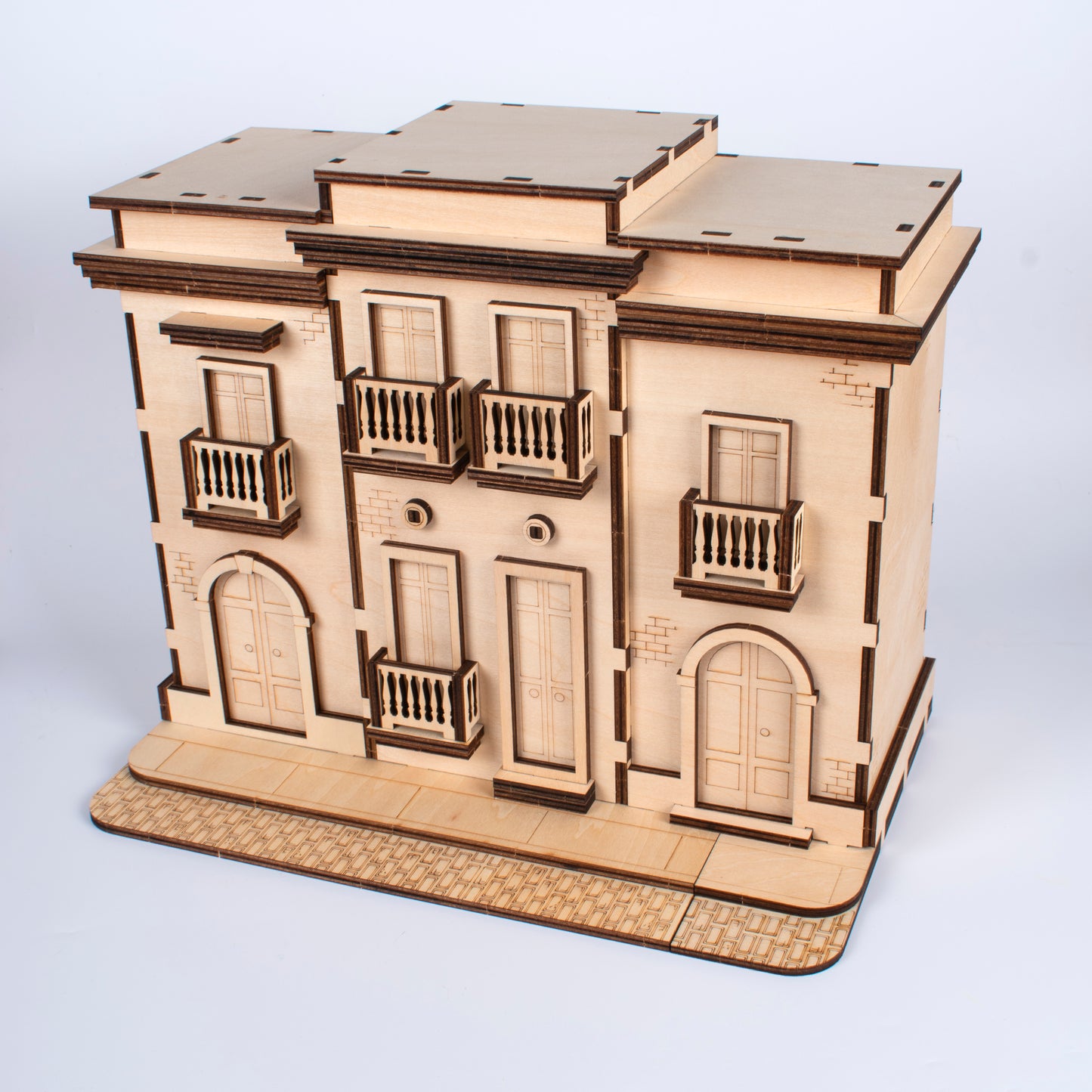 Fotografía de la maqueta de madera El Viejo San Juan completamente ensamblada en su estado natural, mostrando los detalles arquitectónicos de los balcones y la fachada antes de ser pintada.