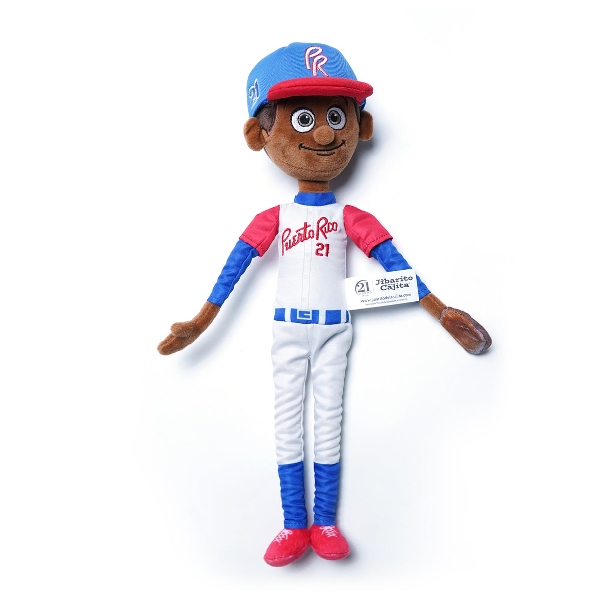 Fotografía de estudio del peluche de Clemente de pie, con uniforme blanco de Puerto Rico con el número 21, gorra azul con visera roja y un guante de béisbol en una mano.